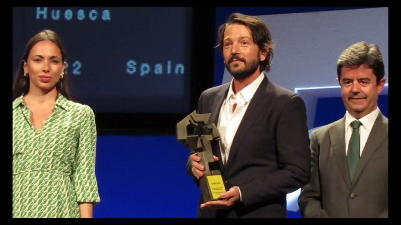 Diego Luna recogiendo el Premio Ciudad de Huesca Carlos Saura