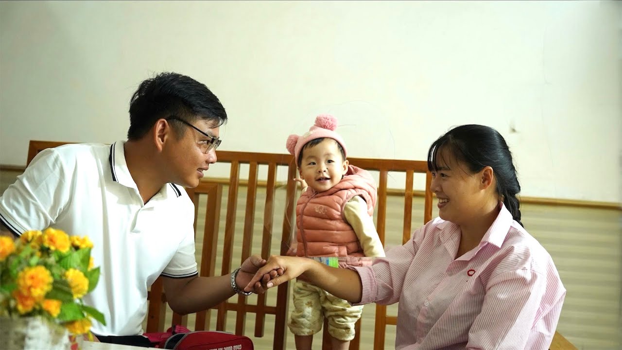 Single mother and daughter happy to receive love and help from kind CEO