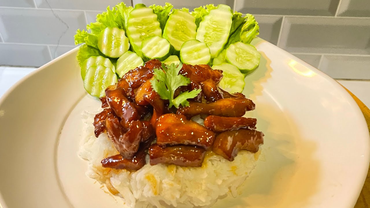 หมูแม็กกี้ ซอสฉ่ำวาว ราดข้าวสวยร้อนๆหอมๆ อร่อยถูกใจ ￼