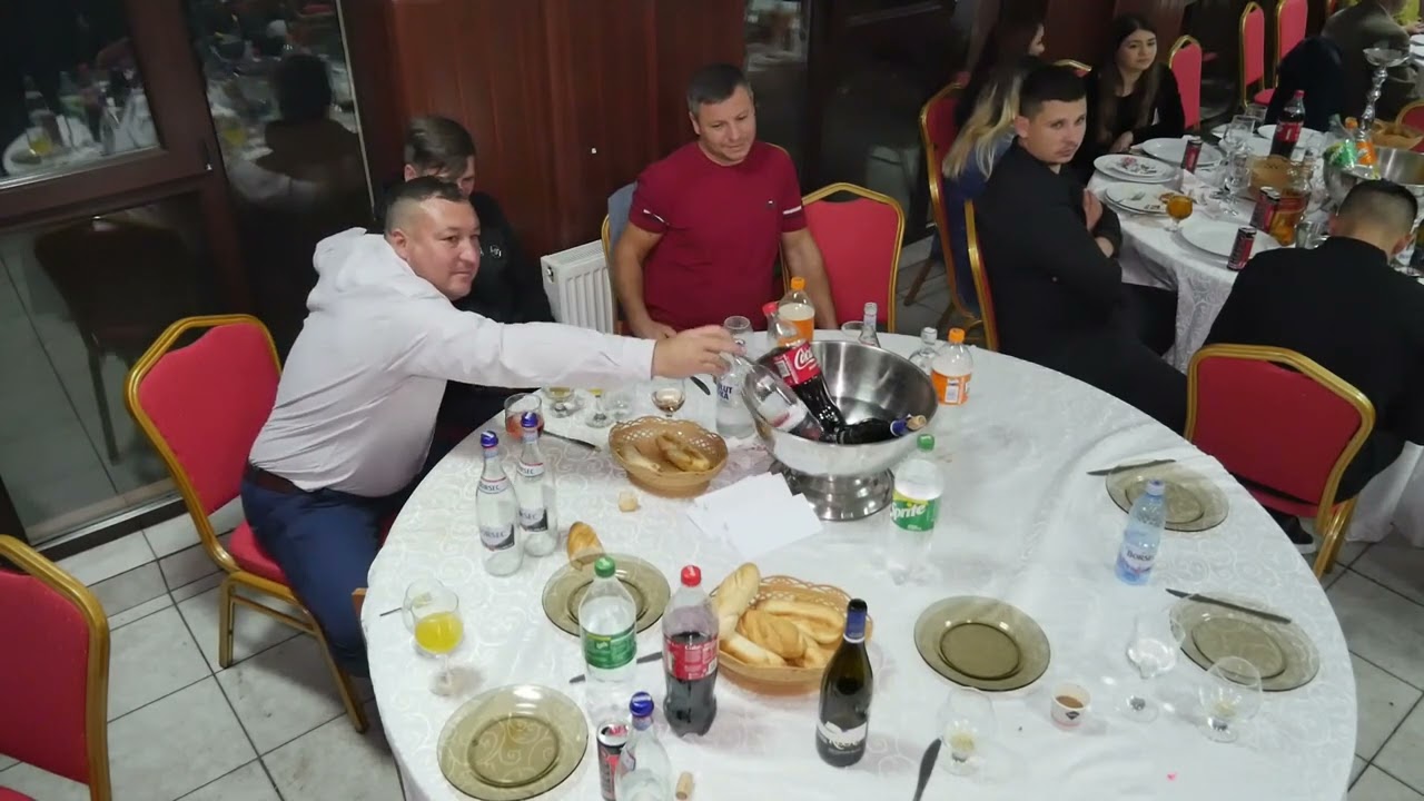 Codita de la Margineanu./Ies la poarta ma uit lung dujmani sau strans buluc.