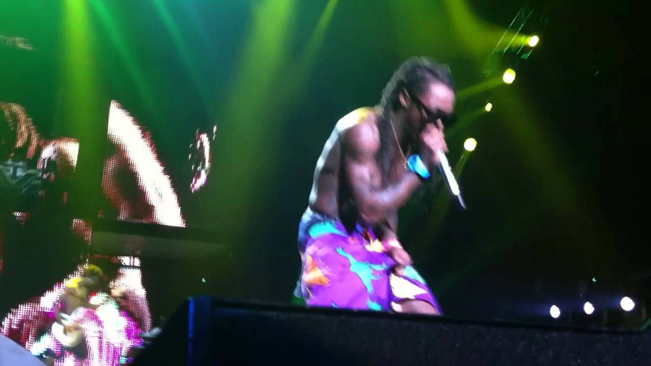 6 Foot 7 Foot - Lil Wayne LIVE in Toronto - Best Version on YouTube