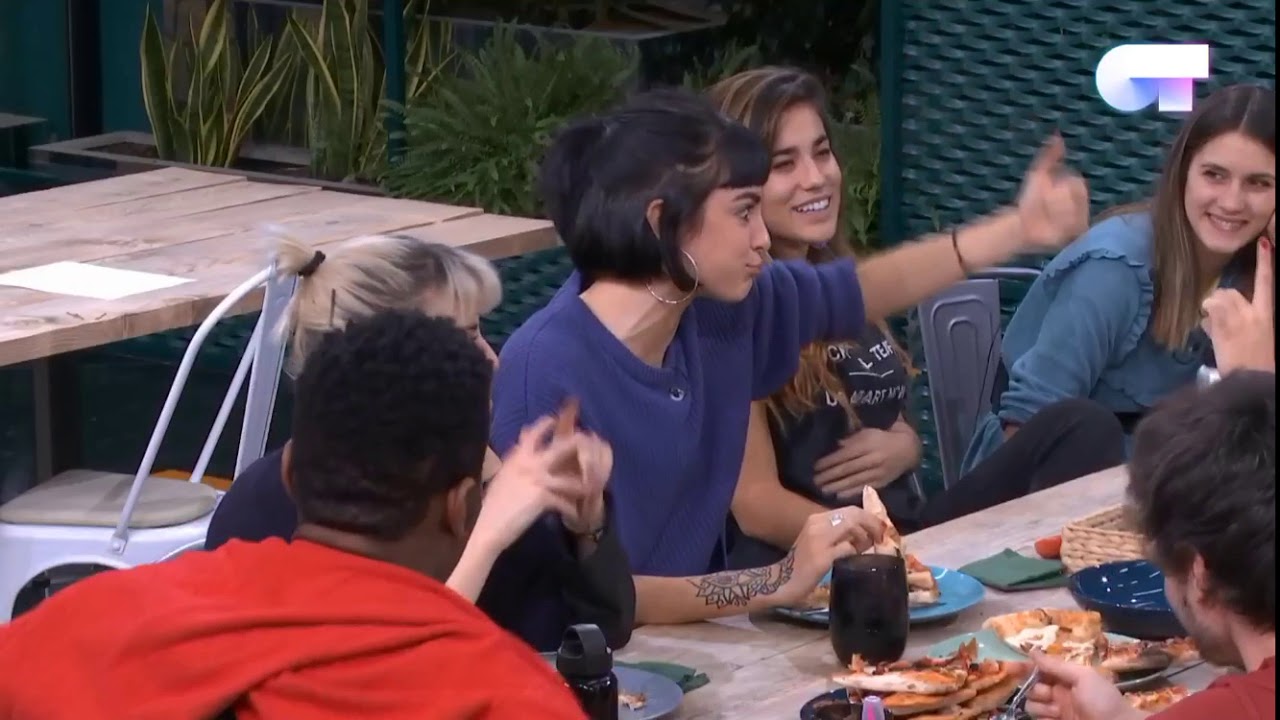¡Natalia y Alba picadas en la cena! 😂 beso en la nariz OT 2018 Albalia