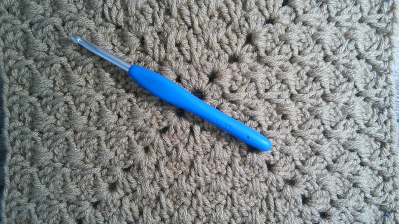 Right Handed Granny Spiked in Round #crochettutorial #cloverhooks #crochetpatterns #carronyarn.