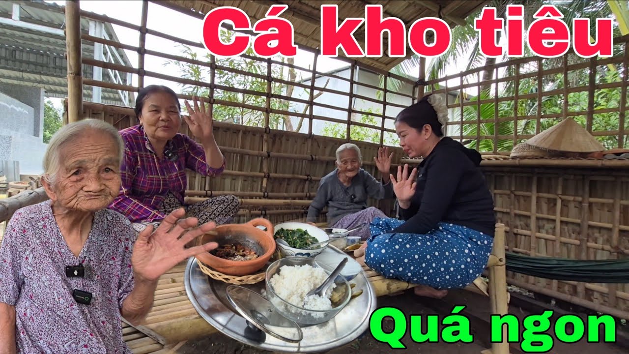 Cá kho tiêu canh rau cải trời bữa cơm miền tây cùng Bà Cụ 95 tuổi.  Cơm Quê 