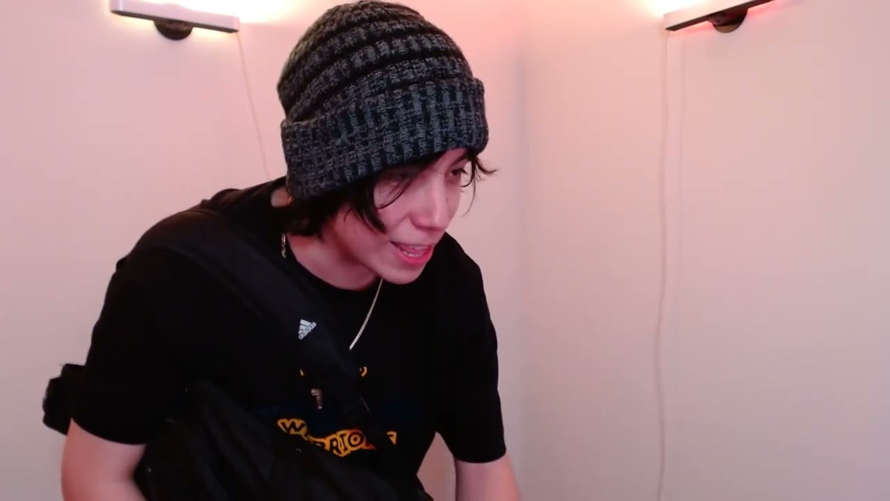 QUACKITY TENIENDO MOMENTO LATAM CON SU MOCHILA 😂