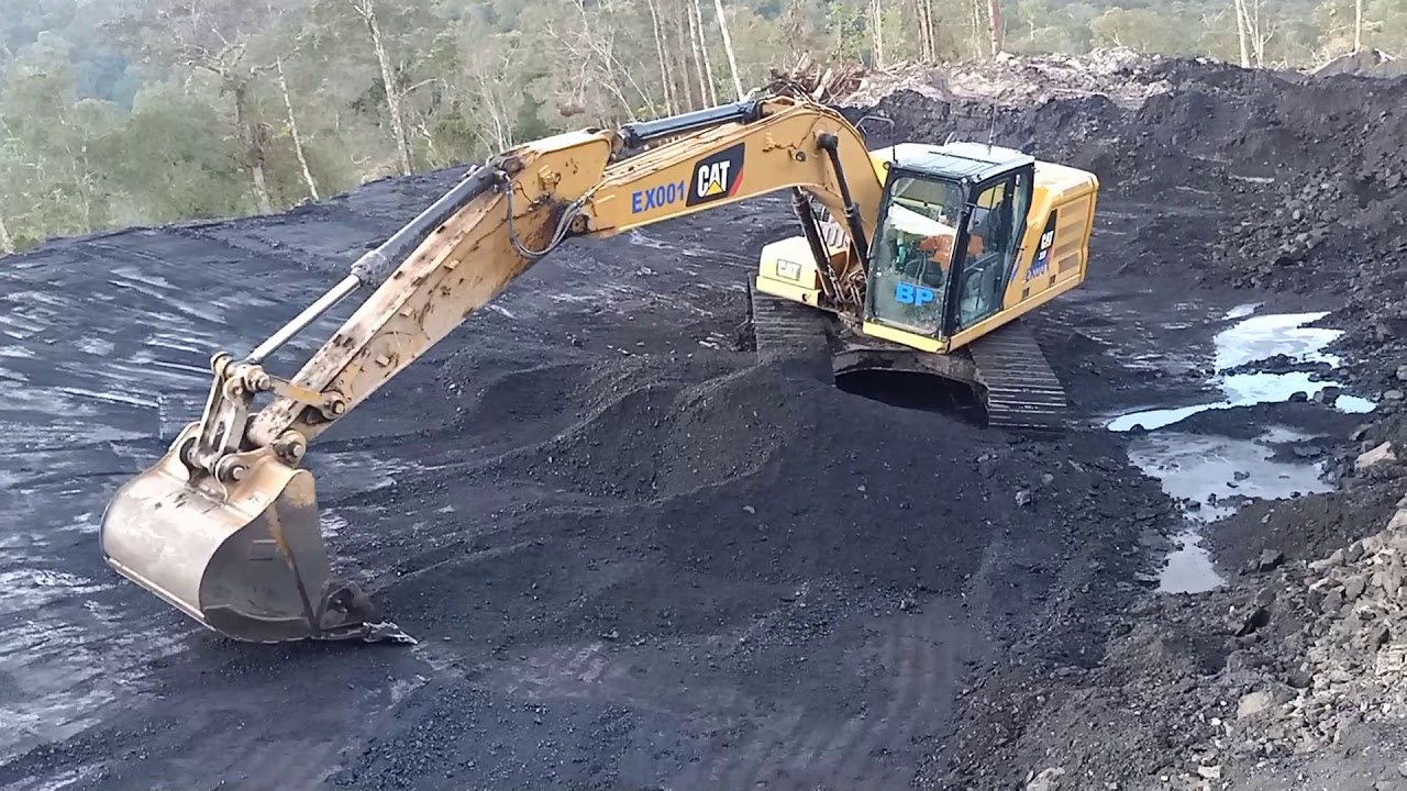 Cleaning Coal | Open Pit Coal Mining Activity / Aktivitas Pertambangan Batubara / Tambang Terbuka