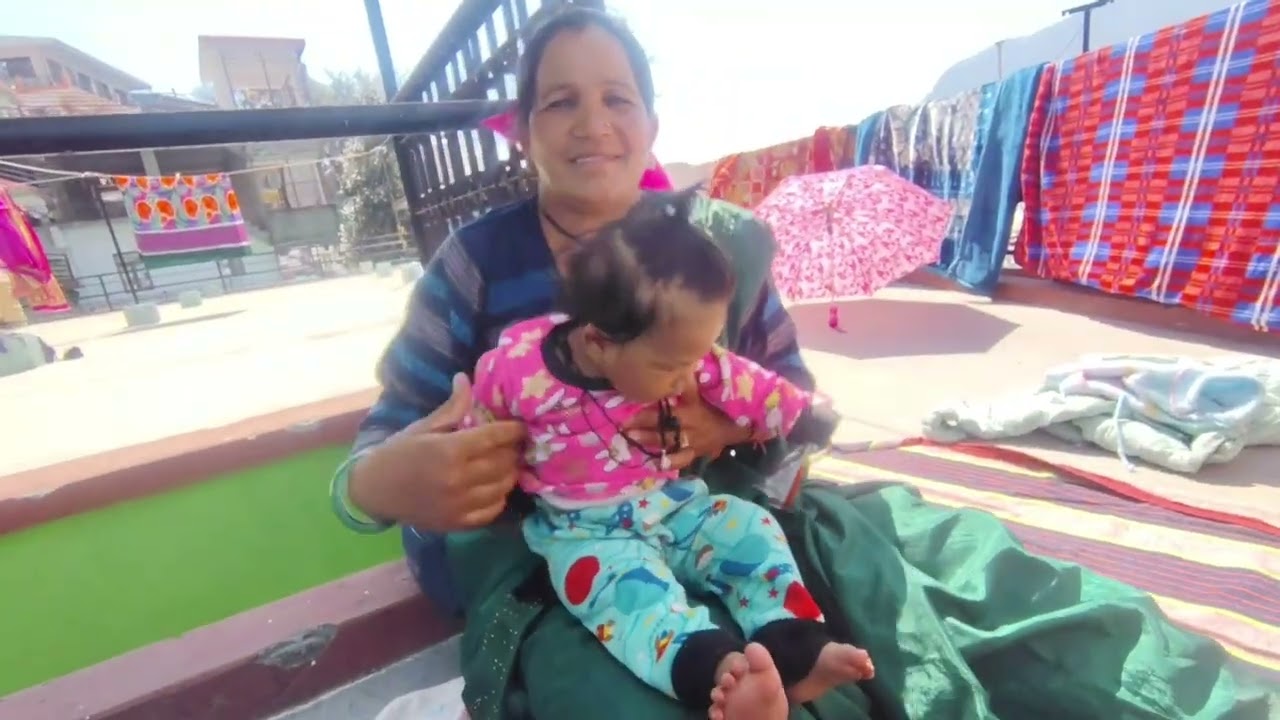 आजकल vedu नानी के साथ ,  खूब मस्ती कर रही है
