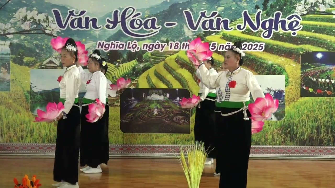 Đội múa tổng hợp cao tuổi các xã phường tại thôn bản đêu 