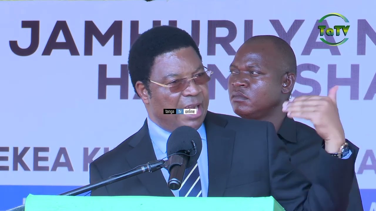 WAZIRI MKUU AWEKA JIWE LA MSINGI KATIKA JENGO LA KITEGA UCHUMI, KANGE STAND - JIJINI TANGA.