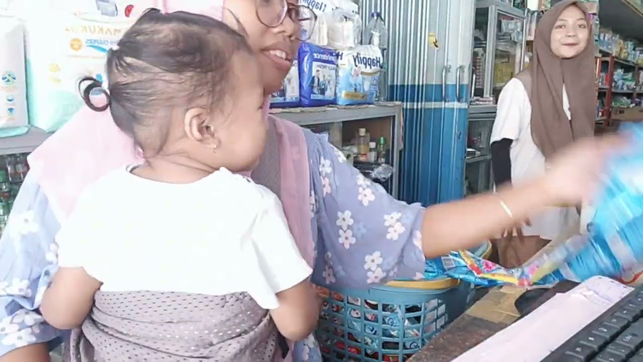 Dikarenakan anak lgi ndk enk badan,jadi hari ini ngasiri+gendong si haura ank pintarrr