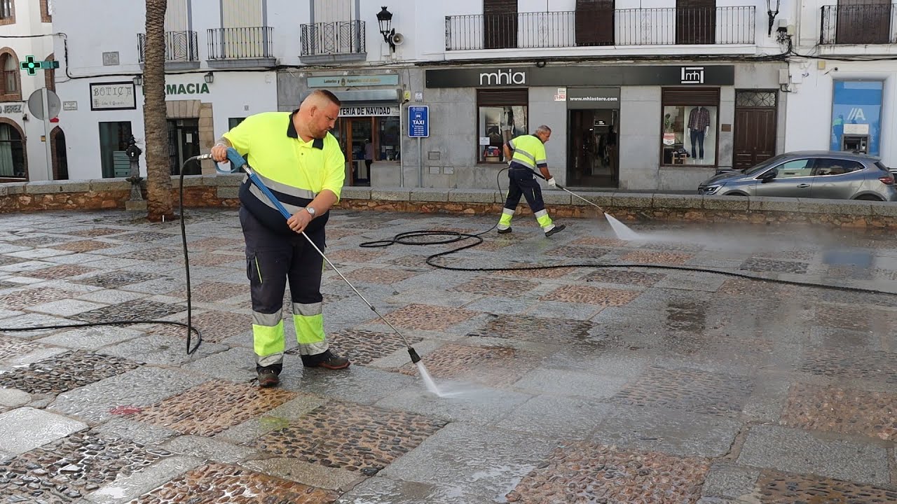 El Ayuntamiento inicia una actuación para la limpieza en profundidad de plazas y calles de la ciudad