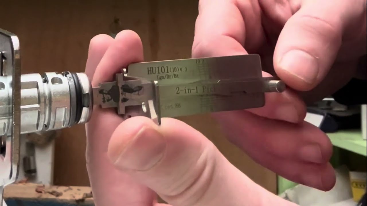 Picking open a hu101 door lock and decode using Lishi pick