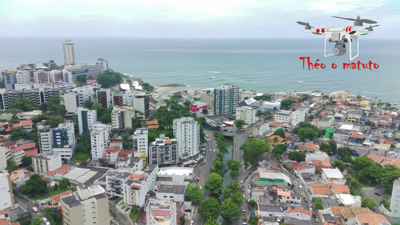 Um passeio aéreo pela rua do canal no Rio Vermelho, Salvador, Bahia, Brasil, Fimi X8