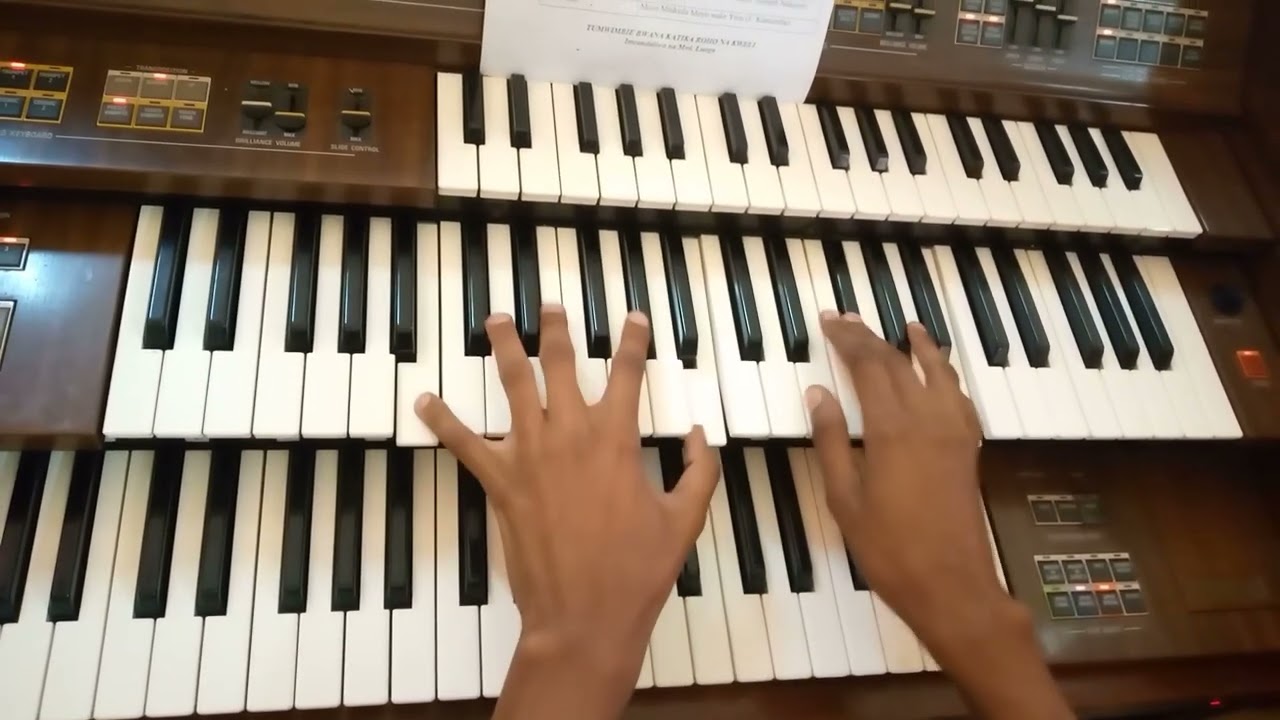 Tazama Fingering Na Free Organ Nzuri ikichezwa na Mr. Gregory