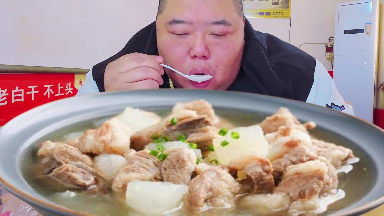 猴哥空降冀州探店！一锅软烂脱骨的清炖排骨，配上喷香焖饼，这组合简直是灵魂搭配，香到舔盘！【胖猴仔】