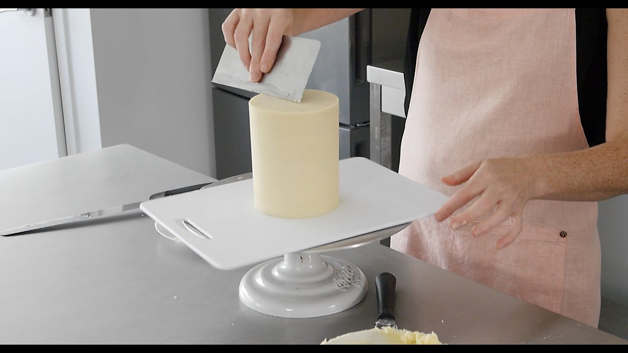 Layering and coating a cake with ganache