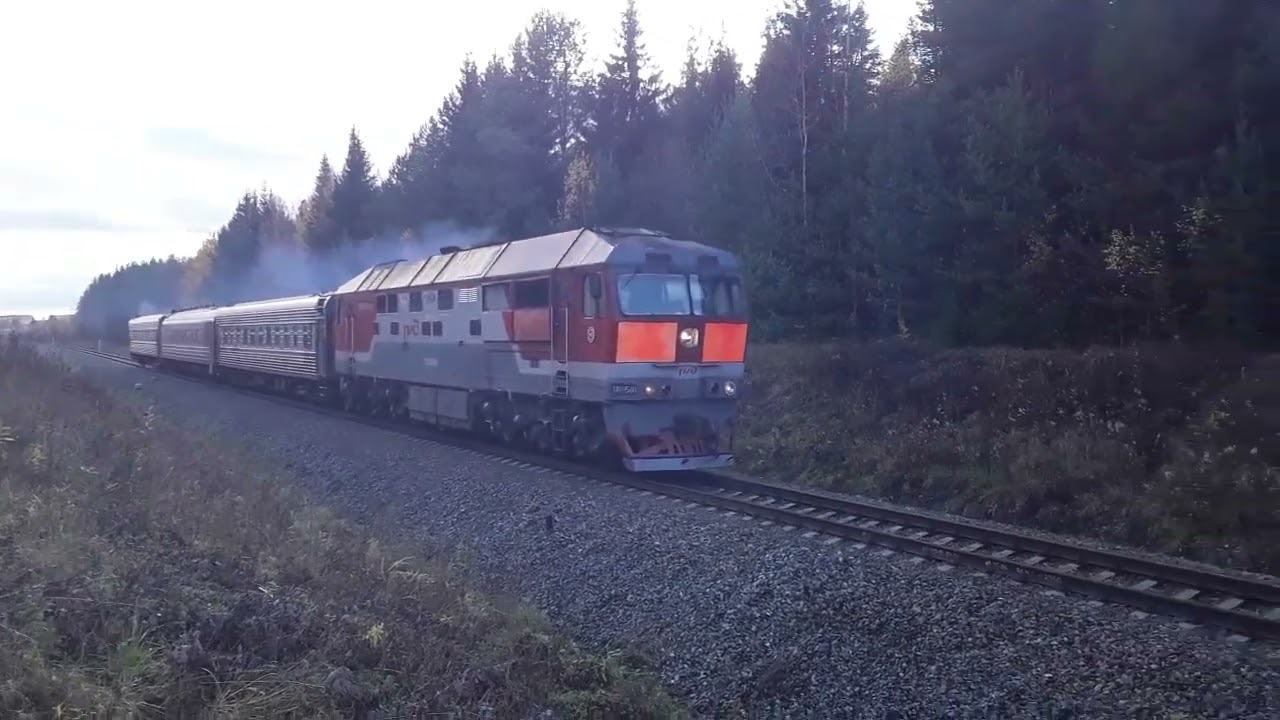 ТЭП70-0560 с пассажирским поездом №698Я Сыктывкар-Кослан и приветливой бригадой | Човью-Сыктывкар