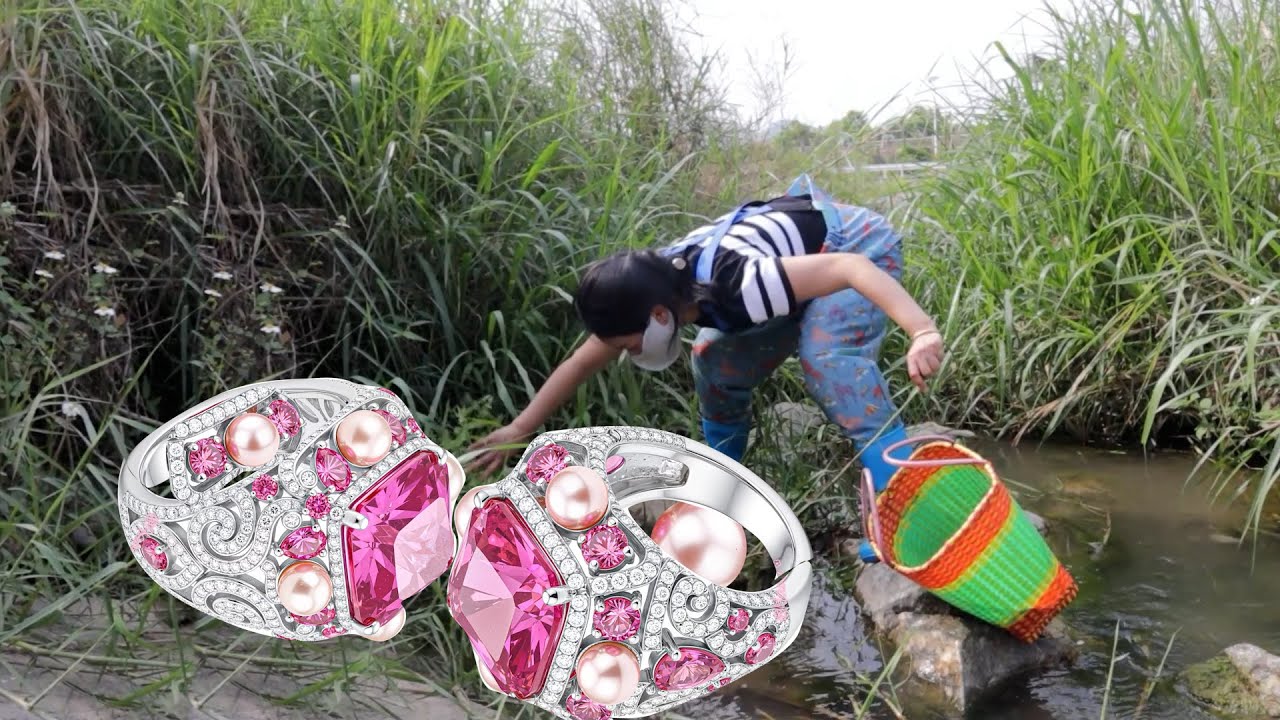 The girl is collecting pearl clam shells by hand, and the sparkling pearls are extremely beautiful