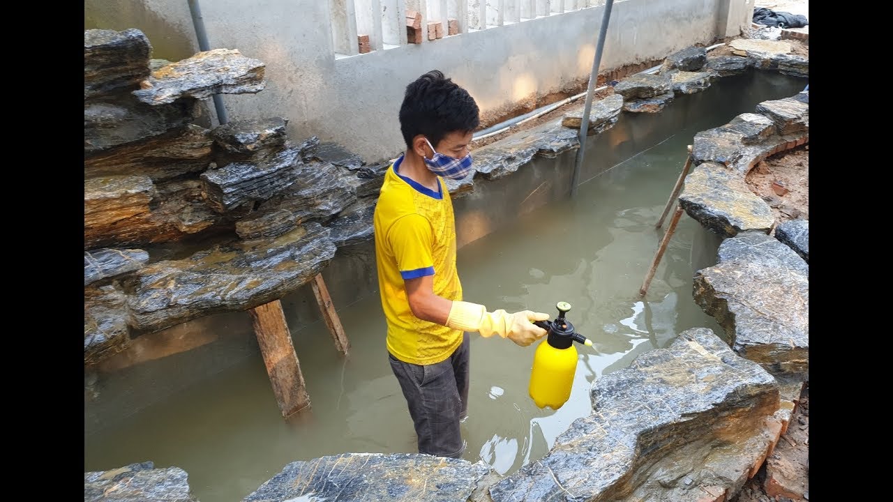Quy Trình Tẩy Đá Lũa Đen Để Thi Công Hồ Cá Koi Đẹp