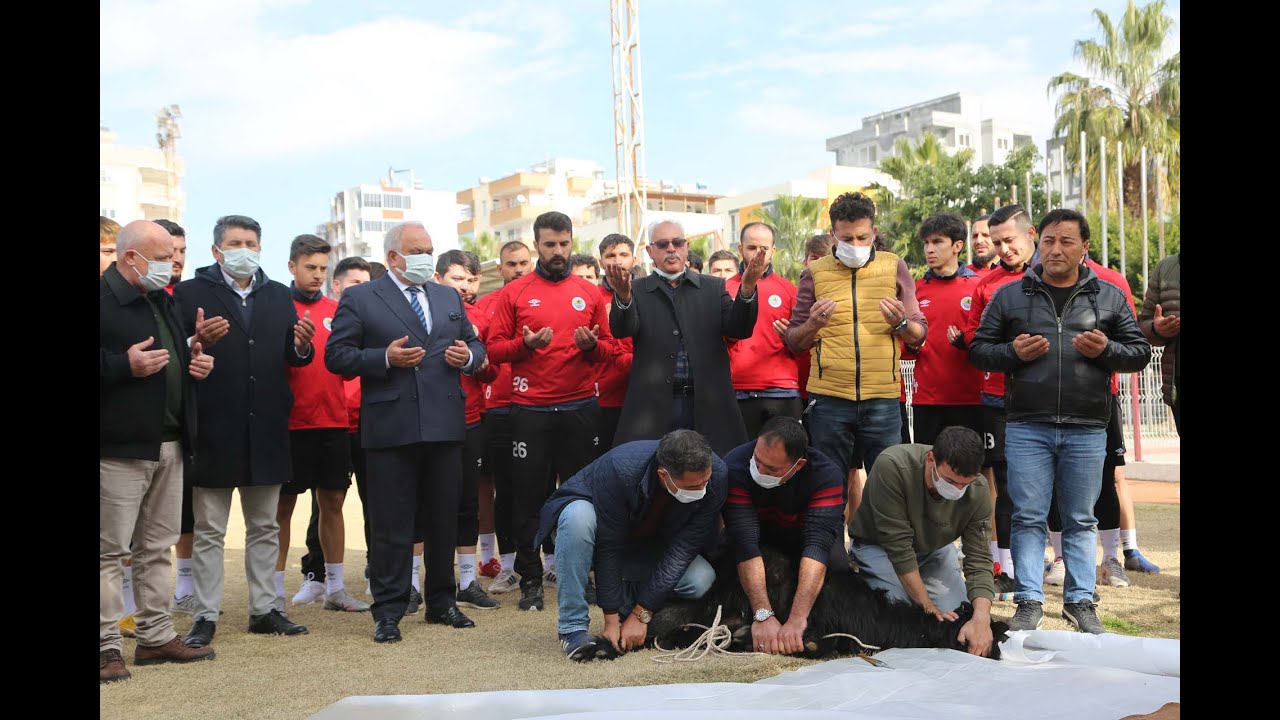 Futbolcular Kurban Kestiler, Virüssüz Sezon İçin Dua Ettiler