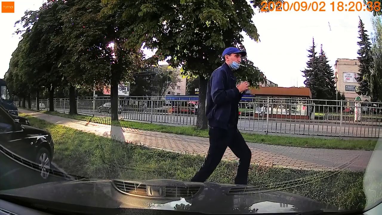 Обережно! Біля ТРЦ у Рівному зловмисники за допомогою спецтехніки відкривають автомобілі та грабують
