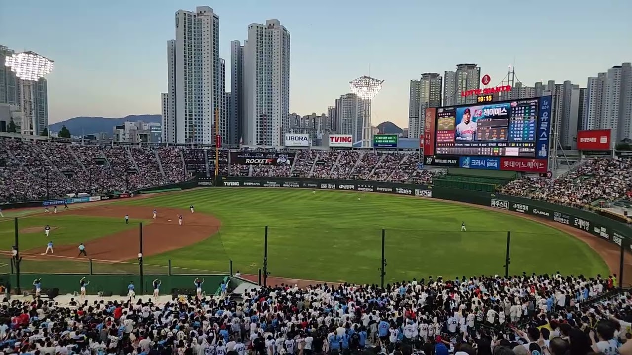 [사직야구장] 2회 빅이닝에 신난 롯데팬들 뜨거운 응원의 열기 | 레이예스 전준우 유강남 응원가