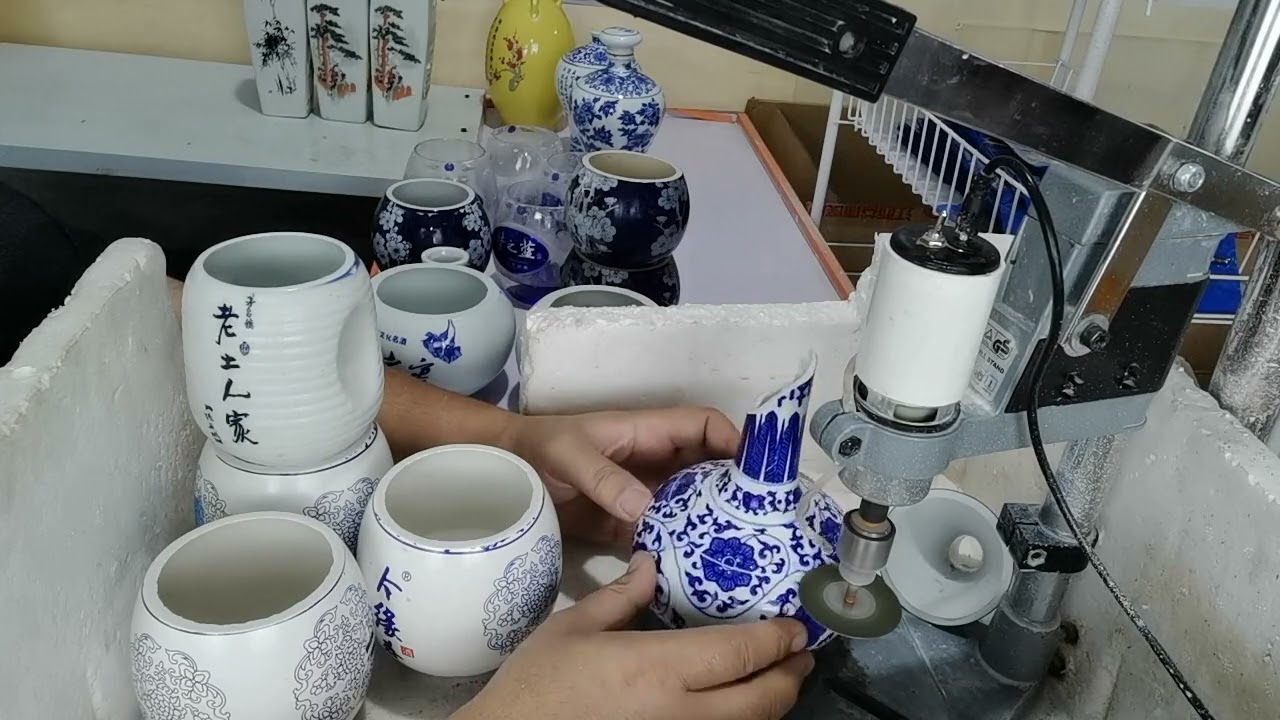 这么多好看的酒瓶，都给切割做成小花盆So many beautiful wine bottles are cut into small flower pots