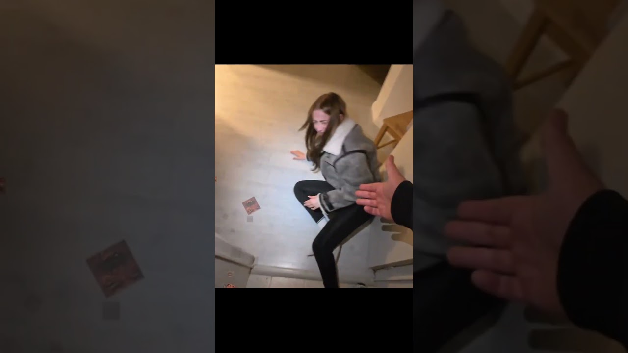 Natalia Magical przewraca się w drzwiach #danielmagical