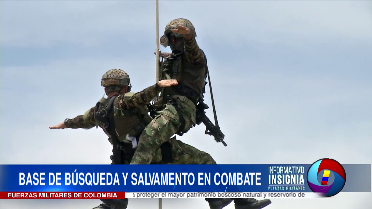 Soldados son rescatados de zonas de combate por un helicóptero a través de una cuerda