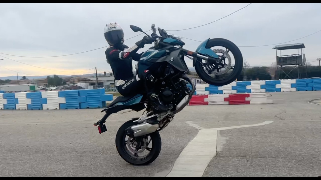 Sylvia Supermotos: BMW F900r!