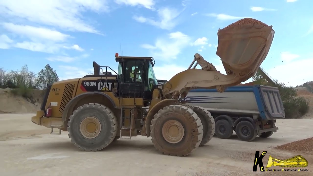 CATERPILLAR 980M WHEEL LOADER Loading TRUCKS pt2