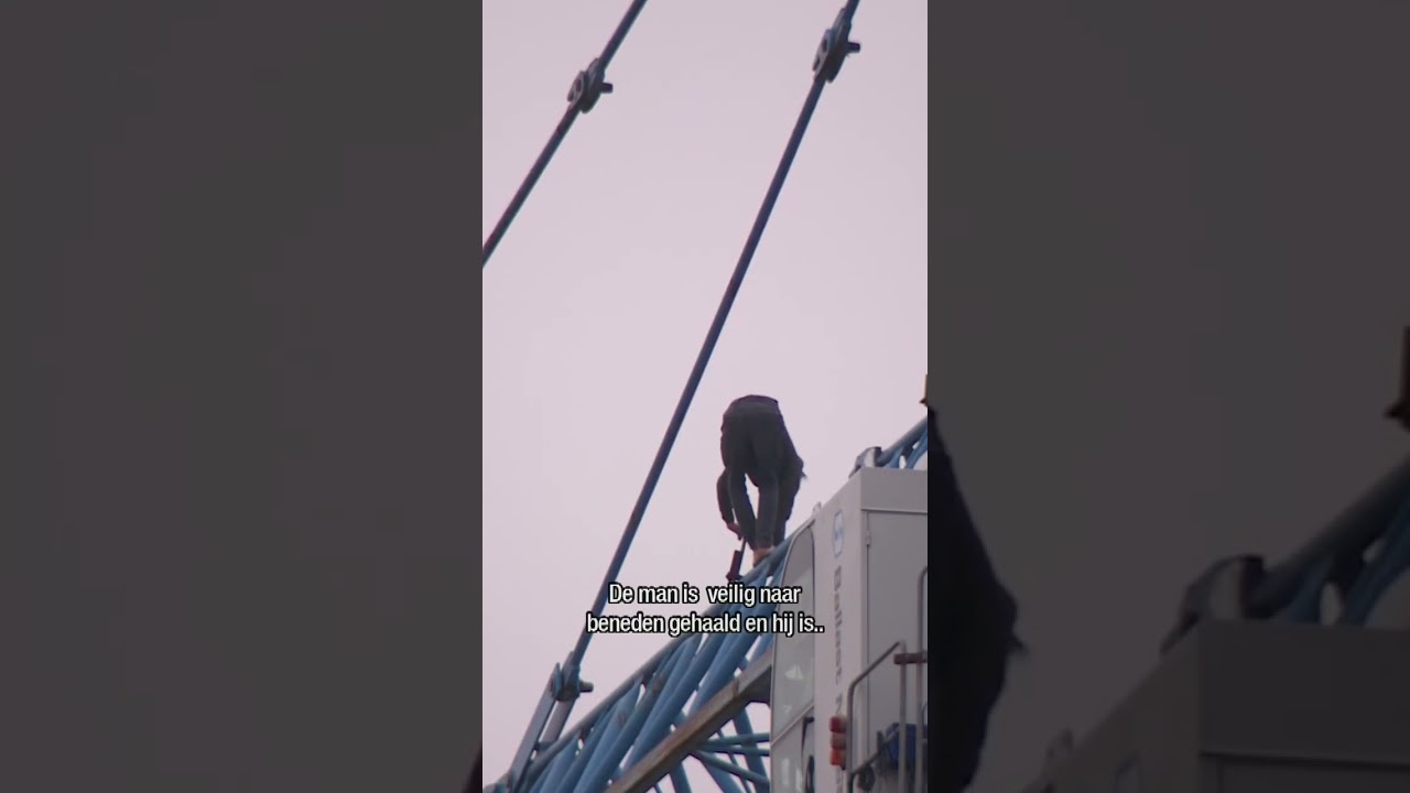 Man haalt halsbrekende capriolen uit op bouwkraan 😱🏗️🏗️ | #Shorts