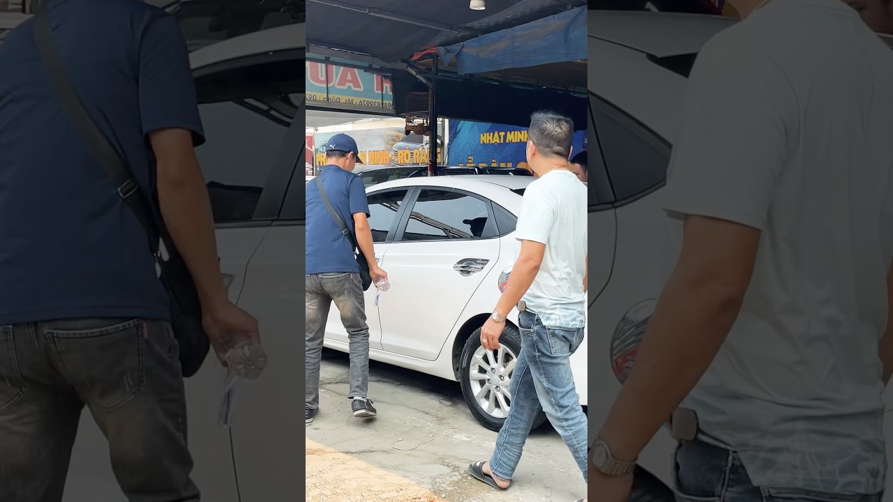 B&aacute;c chủ xe đ&atilde; l&ecirc;n xe rồi, chiếc xe Huyndai Accent 2019 m&agrave;u trắng đ&atilde; c&oacute; chủ mới