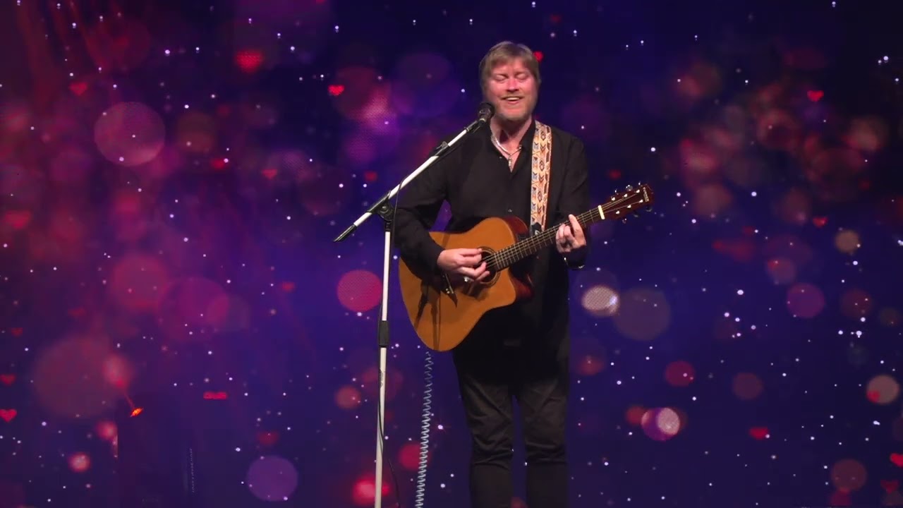 Andy Bennett performing at Asian Association's 40th anniversary Diwali event 2022