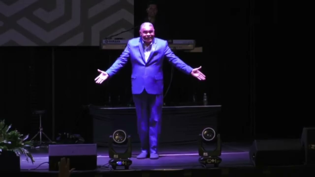 Pastor Alexander Cabrera - Director nacional Luz del mundo. 