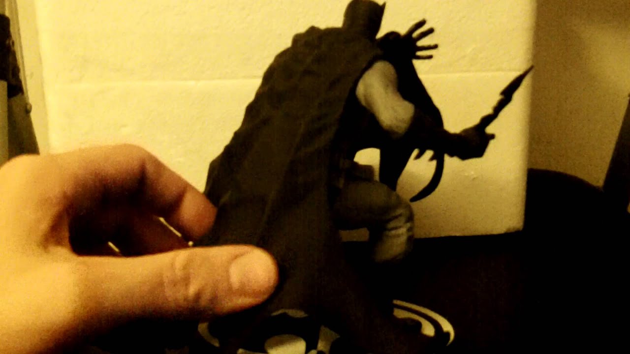 Batman Black & White Statue Dave Johnson