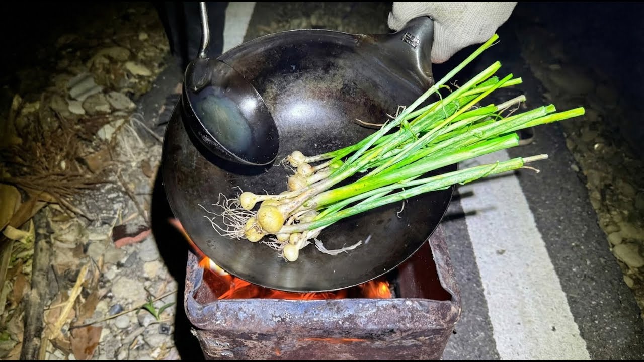 道路わきのネギでチャーハン作る！