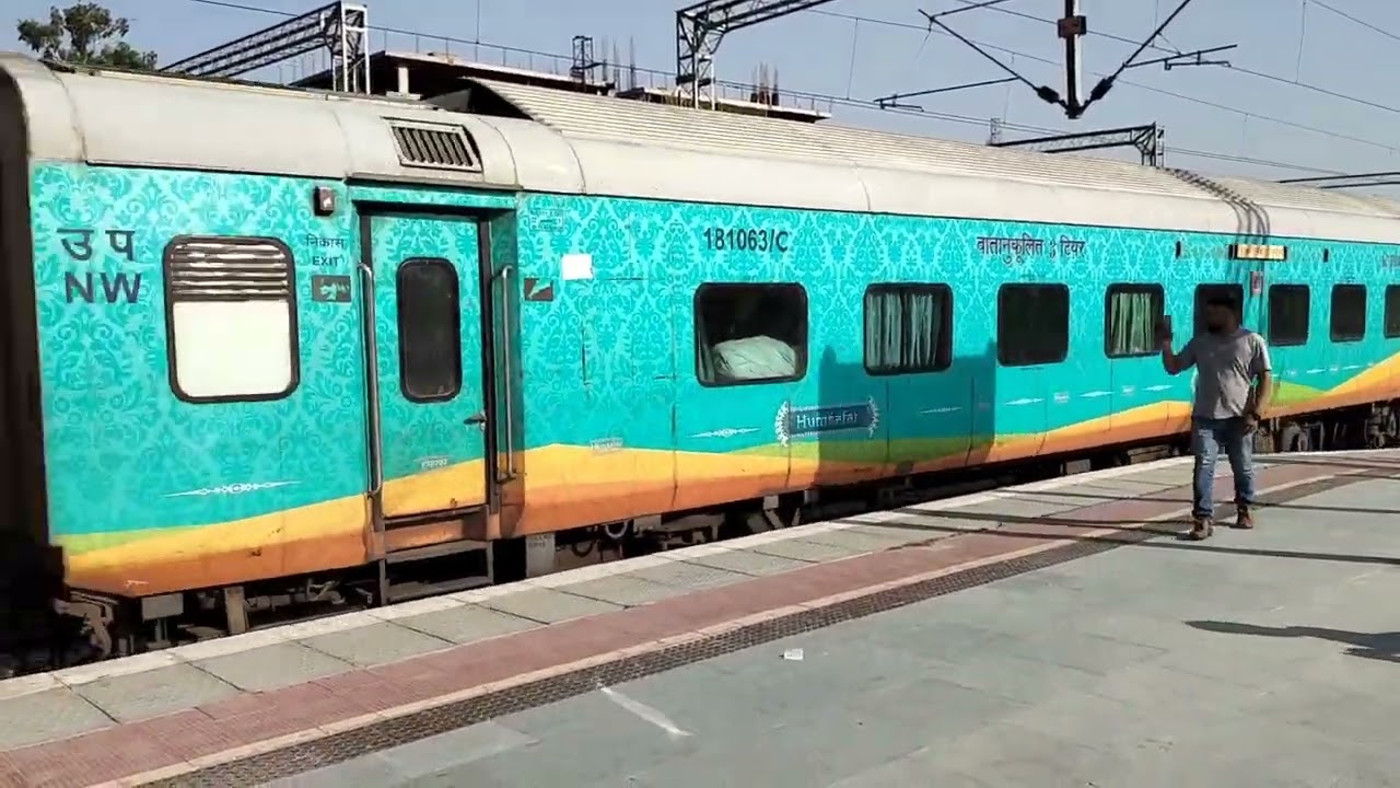 Firozpur-rameshwaram Humsafar train departure from Sikar junction first run #humsafar 20973#train