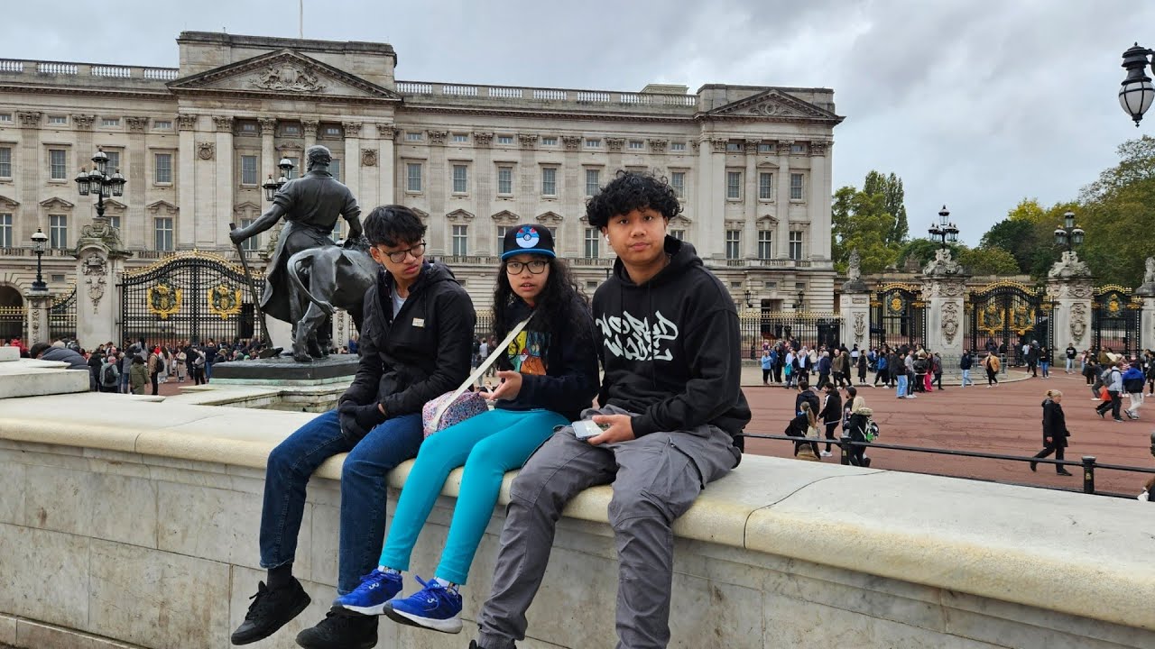 Buckingham Palace: A royal adventure awaits in the heart of London.