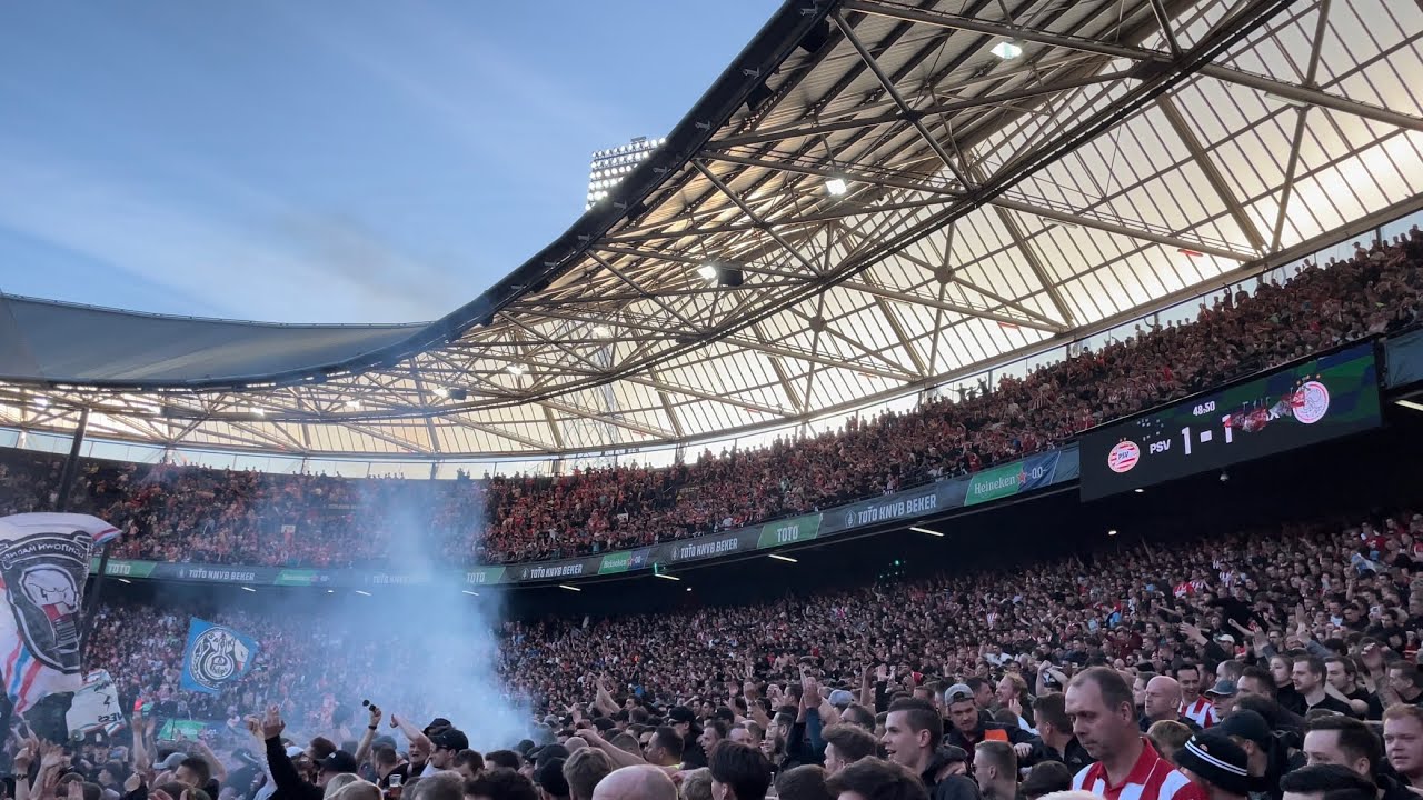 Wat een ontlading bij de goals : Bekerfinale PSV-Ajax : 17/04/2022 : 2-1