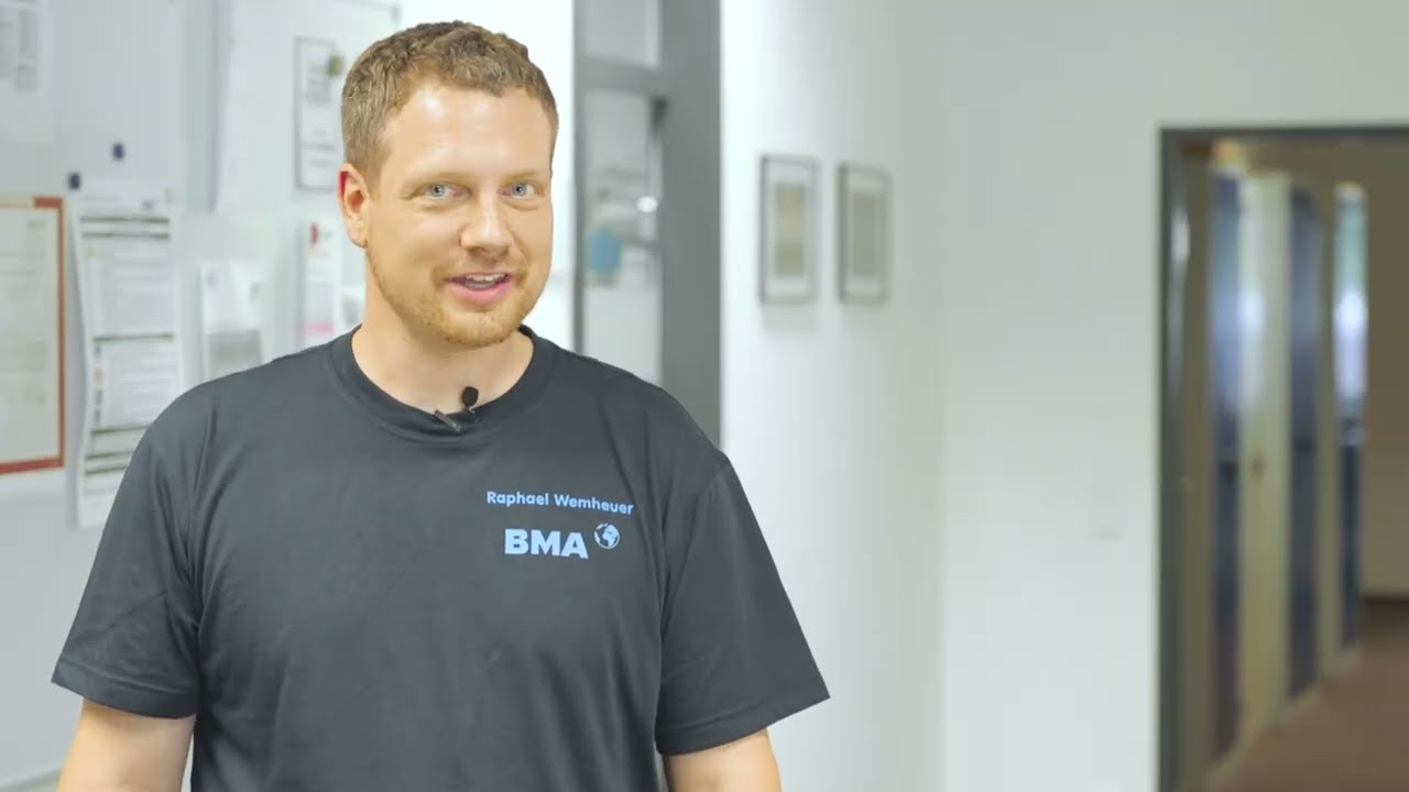 Service Engineer Field Service Raphael Wemheuer stellt seinen Job vor