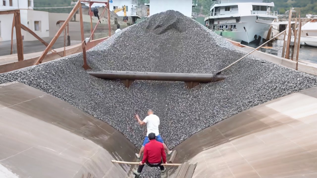 Barge unloading 2800 tons of small concrete gravel - Vlog of work on barge