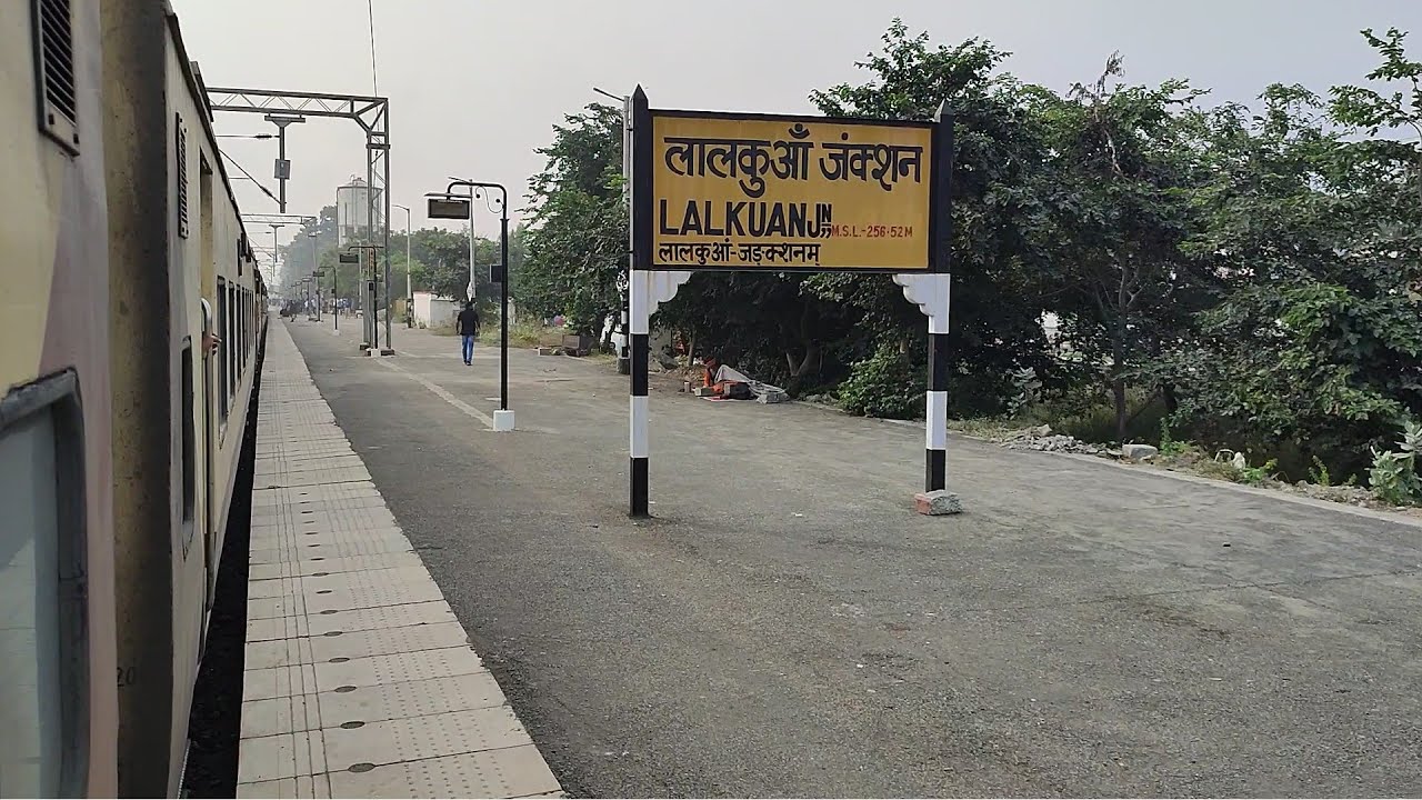 उत्तराखंड के लालकुआं शहर से निकलकर लालकुआं जंक्शन पहुंचती हुई उत्तरांचल संपर्क क्रांति एक्सप्रेस।
