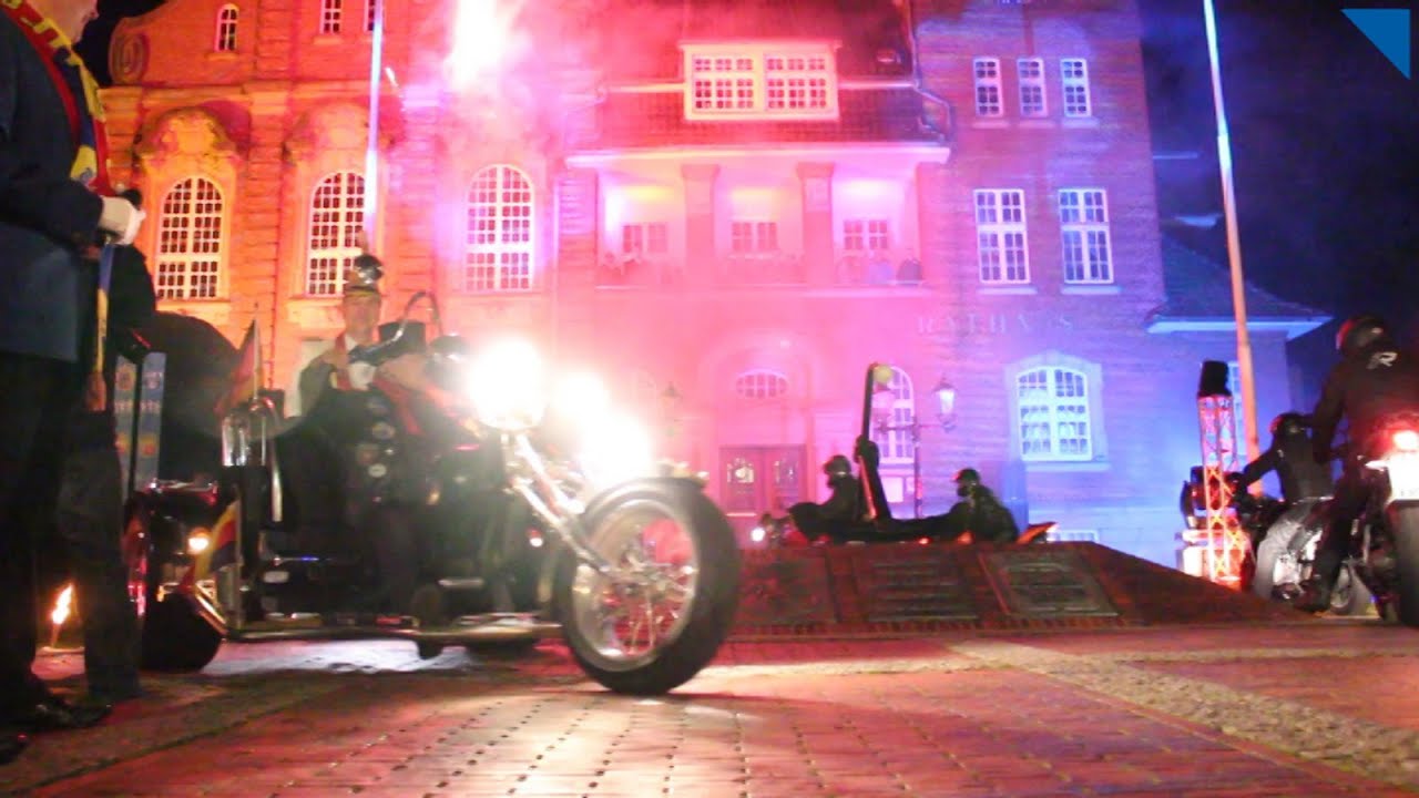 Rathaussturm 2014: Rocker, Nonnen, Narren