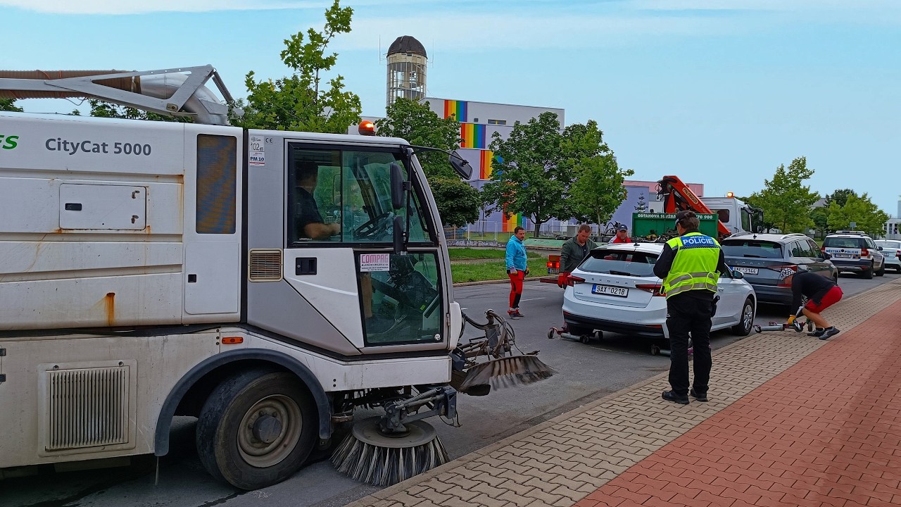 Mladá Boleslav: Město čeká jarní úklid ulic a chodníků, řidiči musí počítat z odparkováním vozidel