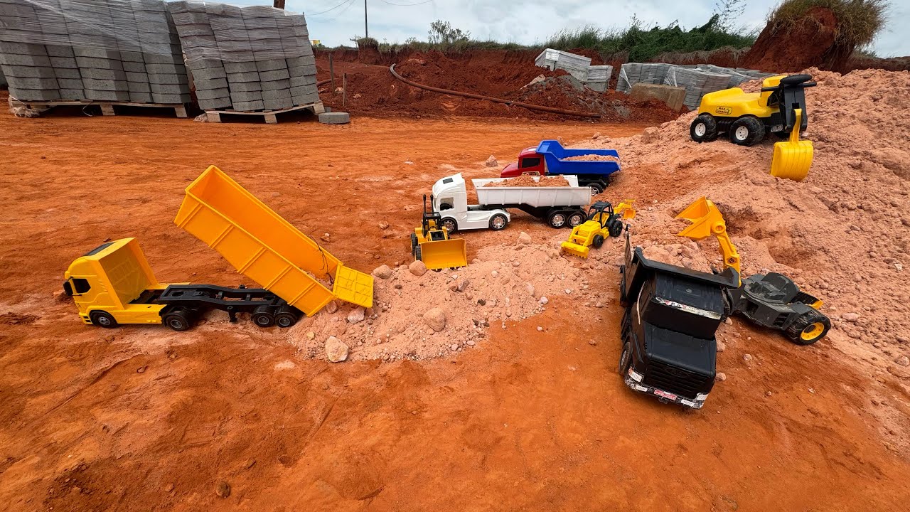 CAMINHÃO CARREGADO DE TERRA TRABALHANDO NA OBRA DA PREFEITURA
