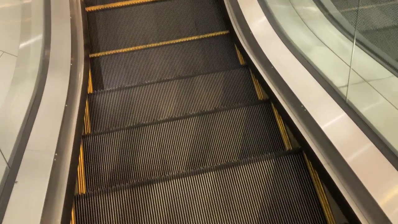 [RETAKE] 4 Fujitec Escalators at Gurney Paragon Mall, Georgetown, Penang, Malaysia. (1-B2)