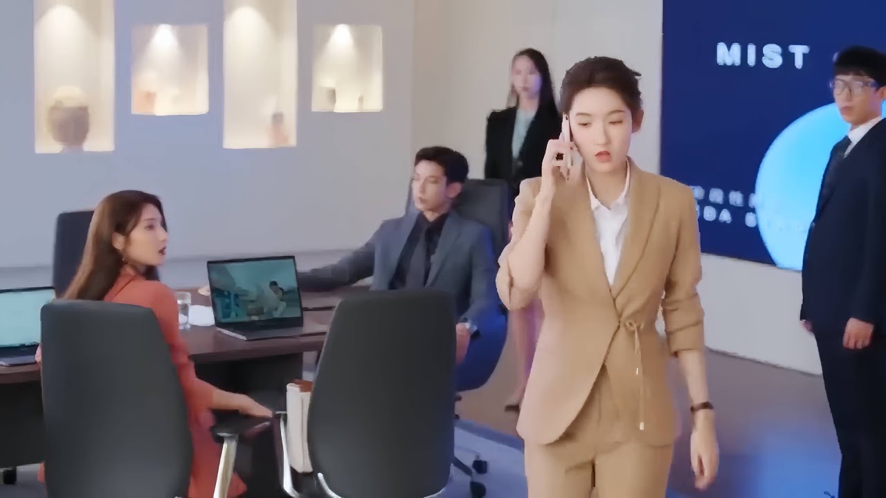灰姑娘第一天上班把總裁當小助理，全公司都等她被開除，下一秒總裁當眾喊她夫人，震驚眾人！#王玉雯 #王子奇 #张新成