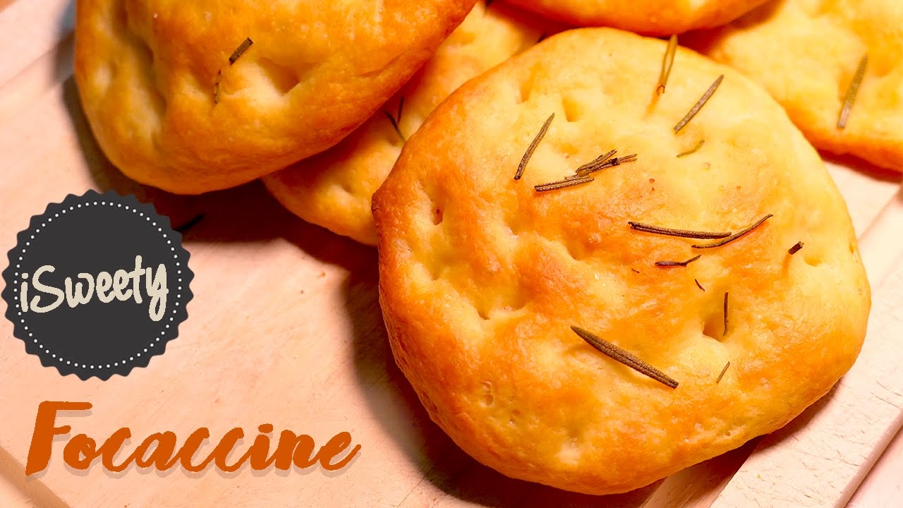 Ricetta Focaccine di Semola al Rosmarino [Morbide e Croccanti] Focaccia Fatta in Casa