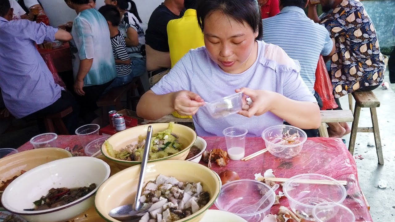 農村酒席丨去舅公家吃飯前，媳婦把雞鴨兔安排好，看看喜酒前壹天都吃啥